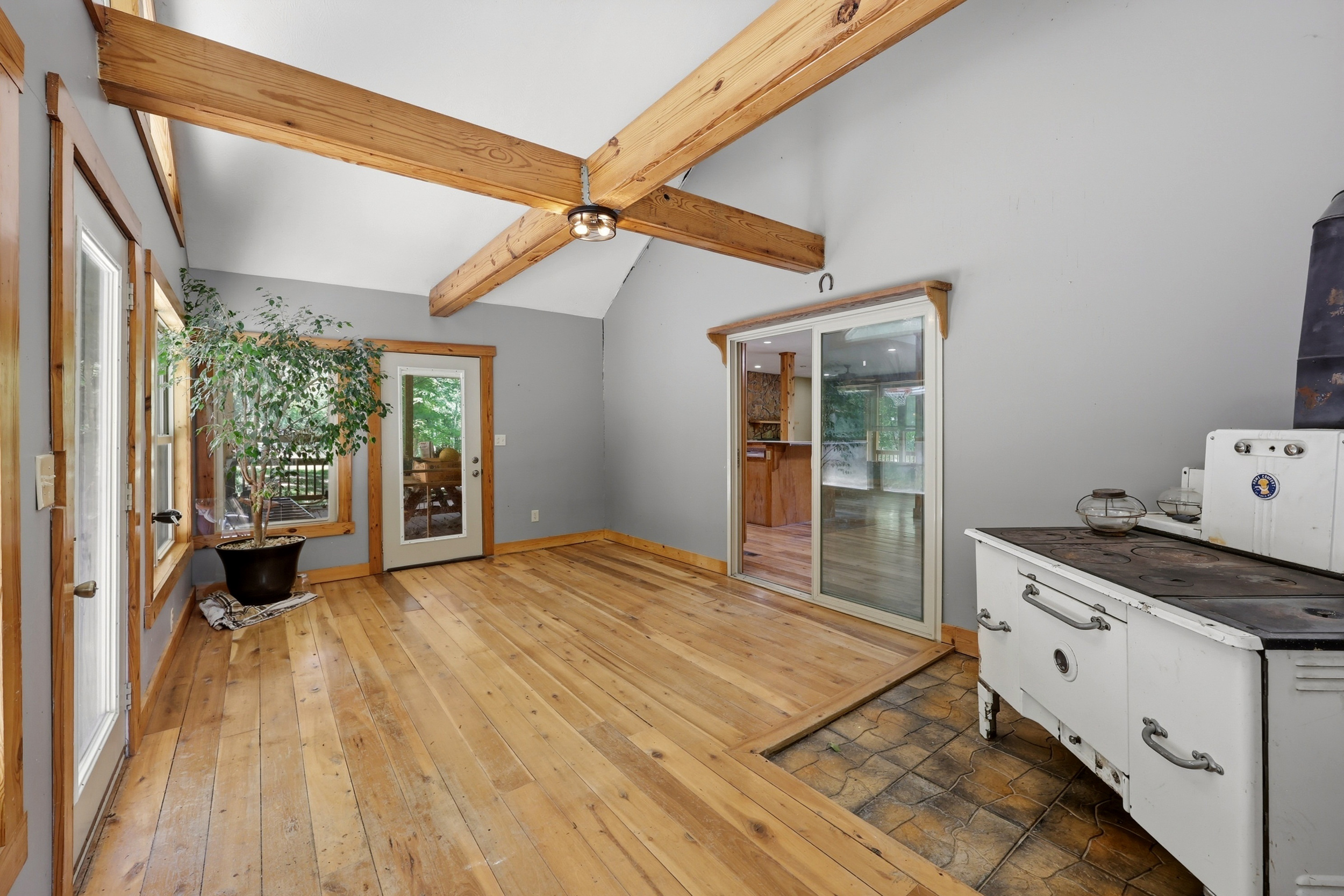 Sunroom with vaulted ceiling and poplar flooring