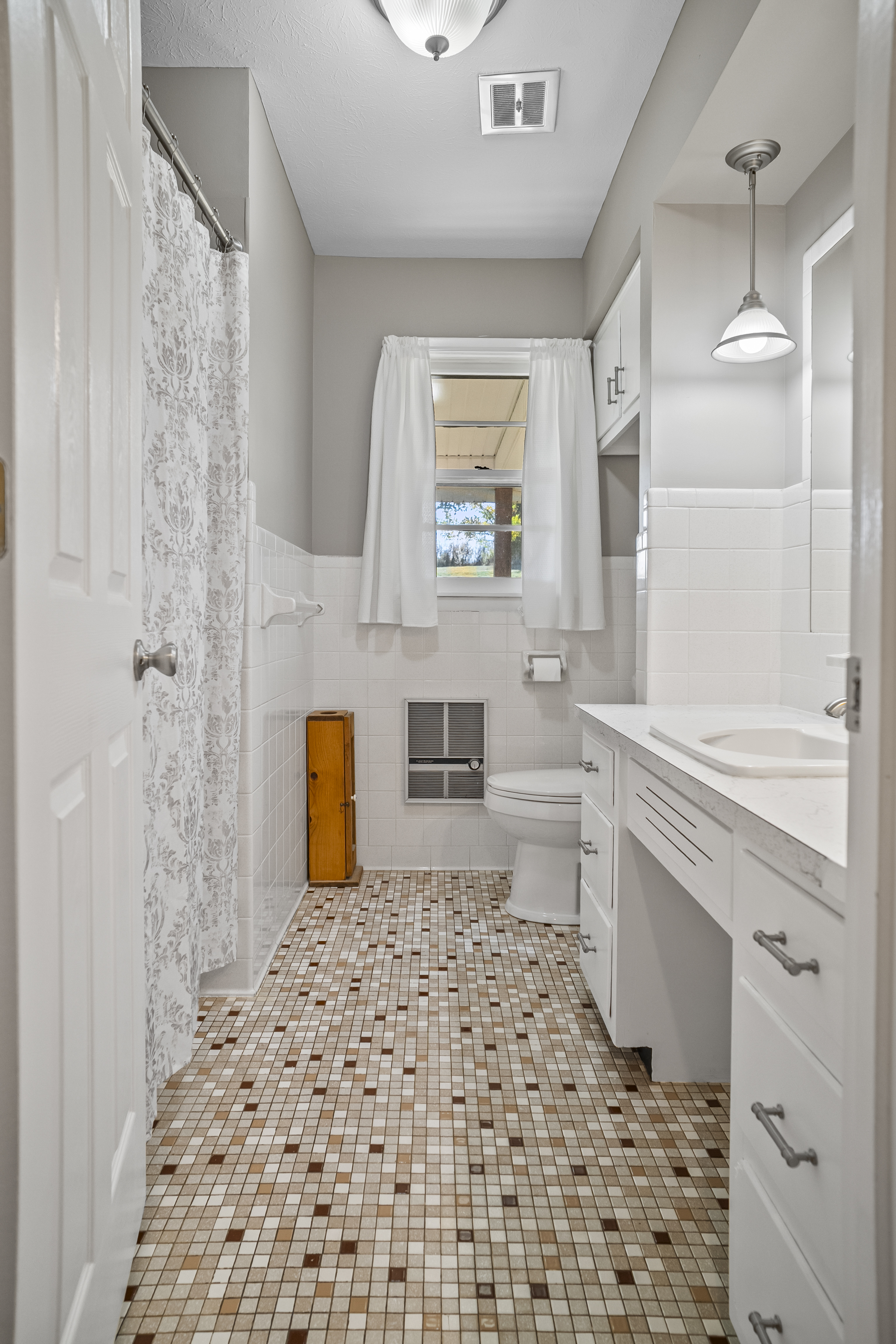 Main level bathroom with mosaic tile