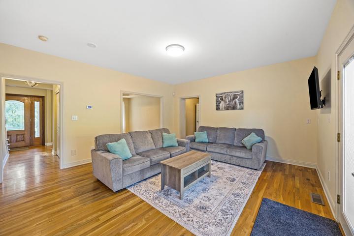 Kitchen island and breakfast bar area